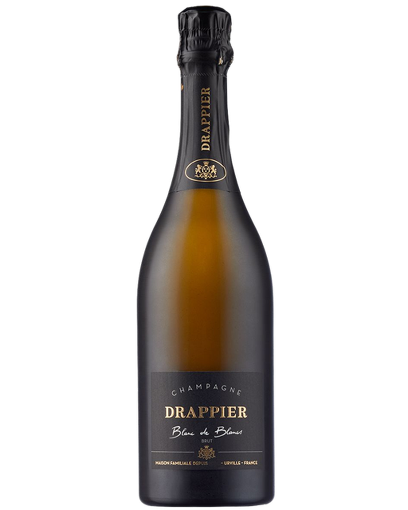 Schaumwein Blanc de Blancs Extra Brut von Drappier, elegante Flasche mit goldenem Etikett, feinperliger Champagner in der Hand gehalten