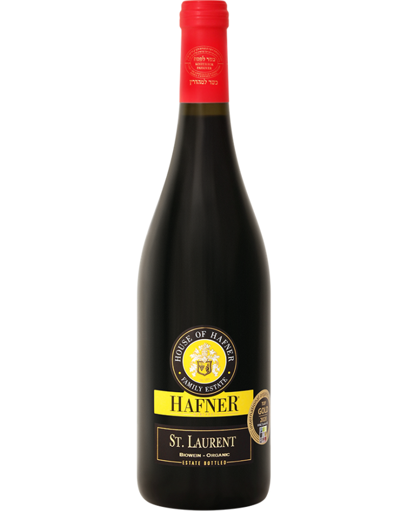 Hafner St. Laurent Reserve 2022 Rotwein in einem Weinglas, dunkle Trauben und Weinflasche im Hintergrund, elegantes Weinbild