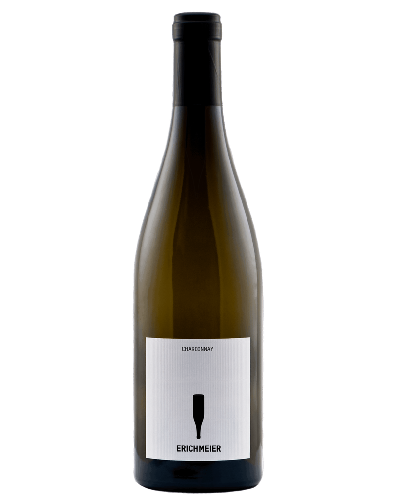 Weißwein Chardonnay 2024 von Erich Meier, AOC Zürich, in einer Flasche auf einem Weinglas mit Weinreben im Hintergrund