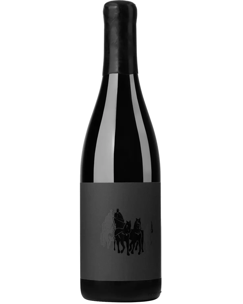 Glas Rotwein Pinot Noir Novant 2020 von Georg, AOC GR, in einer Weinflasche auf einem Weinregal.