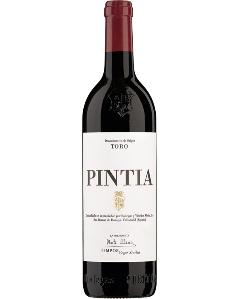 Rotwein Pintia Toro DO 2020 von Bodegas y Viñedos Pintia, dunkle Weinflasche mit Etikett und Weinglas.