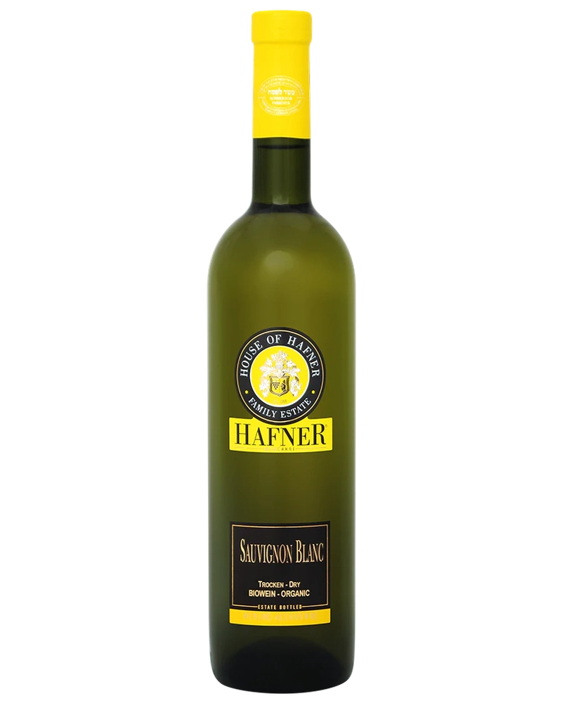 Hafner Sauvignon Blanc "L" Weisswein in einem Weinglas, hellgelbe Farbe, frischer und aromatischer Weißwein aus Deutschland