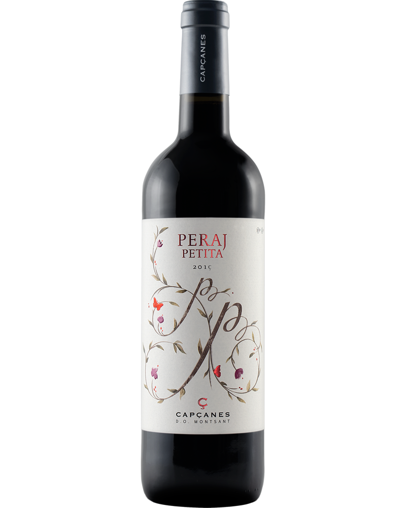 Rotwein Peraj Petita Negre Catalunya DO 2023 von Celler de Capçanes in einer Flasche vor dunklem Hintergrund