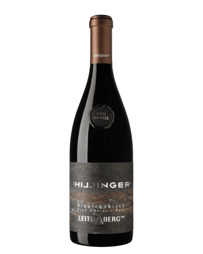 Blaufränkisch Rotwein Leithaberg 2019 Ried Umriss Rust von Leo Hillinger, Weinflasche mit dunklem Etikett und Weinverschluss