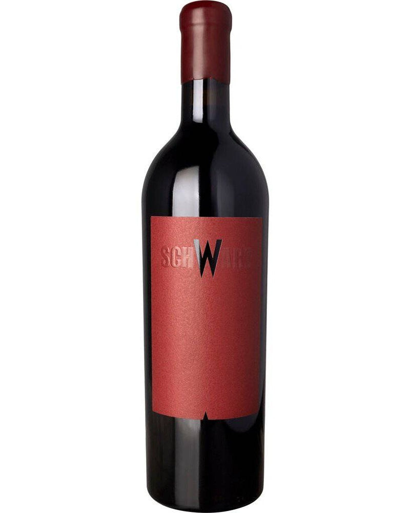 Schwarz-Roter Rotwein 2022 von Johann Schwarz, dunkle Weintrauben im Glas, elegante Flasche auf Weingut-Hintergrund