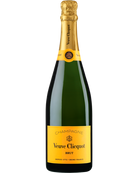 Flasche Veuve Clicquot Champagner Brut Yellow Label mit gelbem Etikett und goldener Kapsel, auf einem stilvollen Hintergrund.