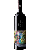 Kurtatsch Merlot-Cabernet Soma 2022 Rotwein in einer Weinflasche auf einem Weinglas sitzend, Nahaufnahme des Etiketts.