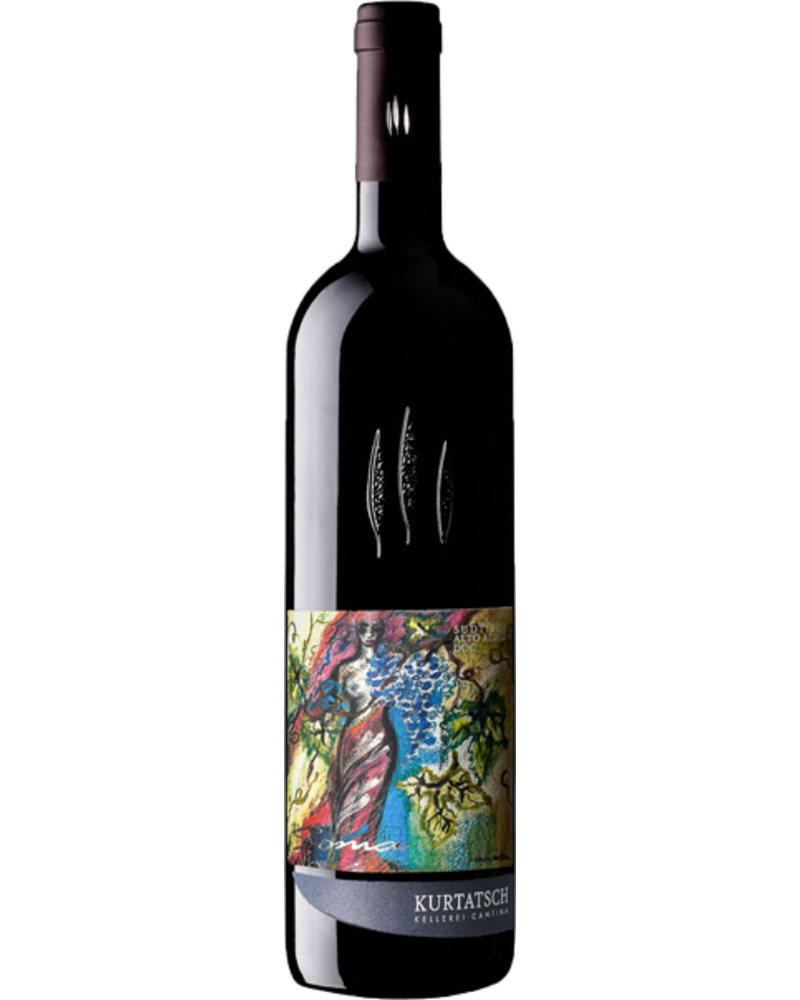 Kurtatsch Merlot-Cabernet Soma 2022 Rotwein in einer Weinflasche auf einem Weinglas sitzend, Nahaufnahme des Etiketts.