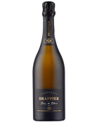 Schaumwein Blanc de Blancs Extra Brut von Drappier, elegante Flasche mit goldenem Etikett, feinperliger Champagner in der Hand gehalten