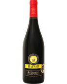 Hafner St. Laurent Reserve 2022 Rotwein in einem Weinglas, dunkle Trauben und Weinflasche im Hintergrund, elegantes Weinbild