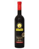 Hafner Blaufränkisch Prestige 2022 Rotwein in einer eleganten Weinflasche mit Etikett, auf einem Weinglas stehender Wein.
