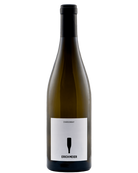 Weißwein Chardonnay 2024 von Erich Meier, AOC Zürich, in einer Flasche auf einem Weinglas mit Weinreben im Hintergrund