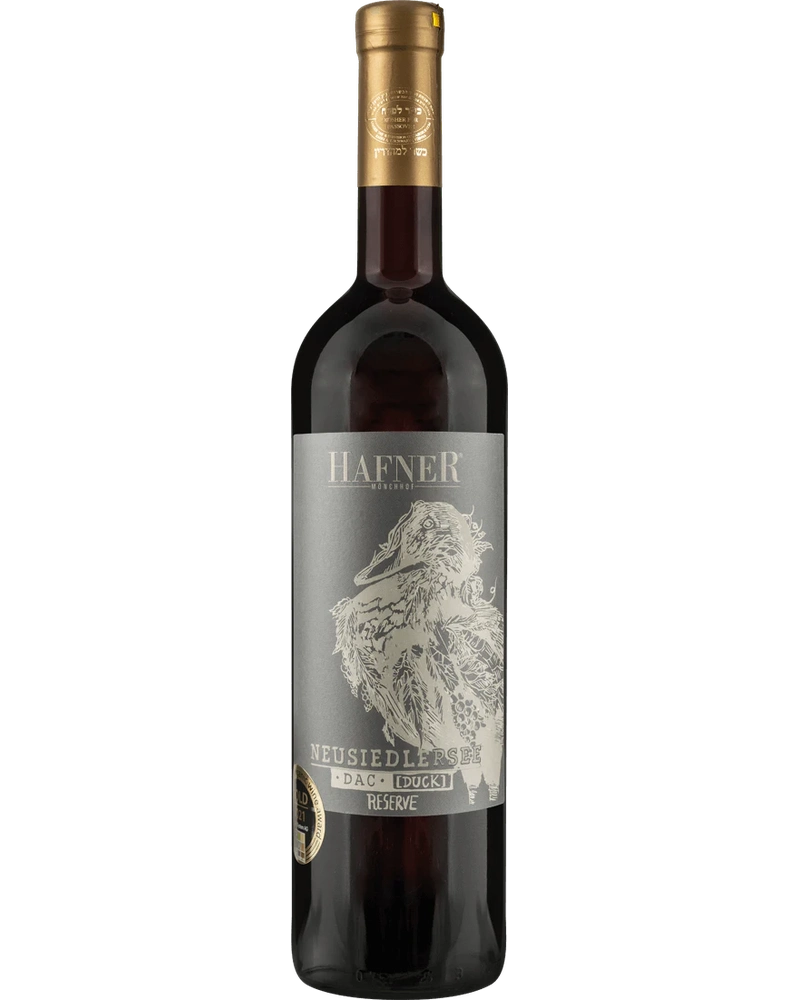 Hafner Neusiedlersee DAC Reserve Duck 2020 Rotwein in einem Weinglas, dunkle rubinrote Farbe, elegant und aromatisch