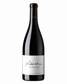 Höcklistein Pinot Noir Paradies 2020 Rotwein in einem Weinglas mit Flasche im Hintergrund, dunkle Rotweinfarbe, edles Weindetail
