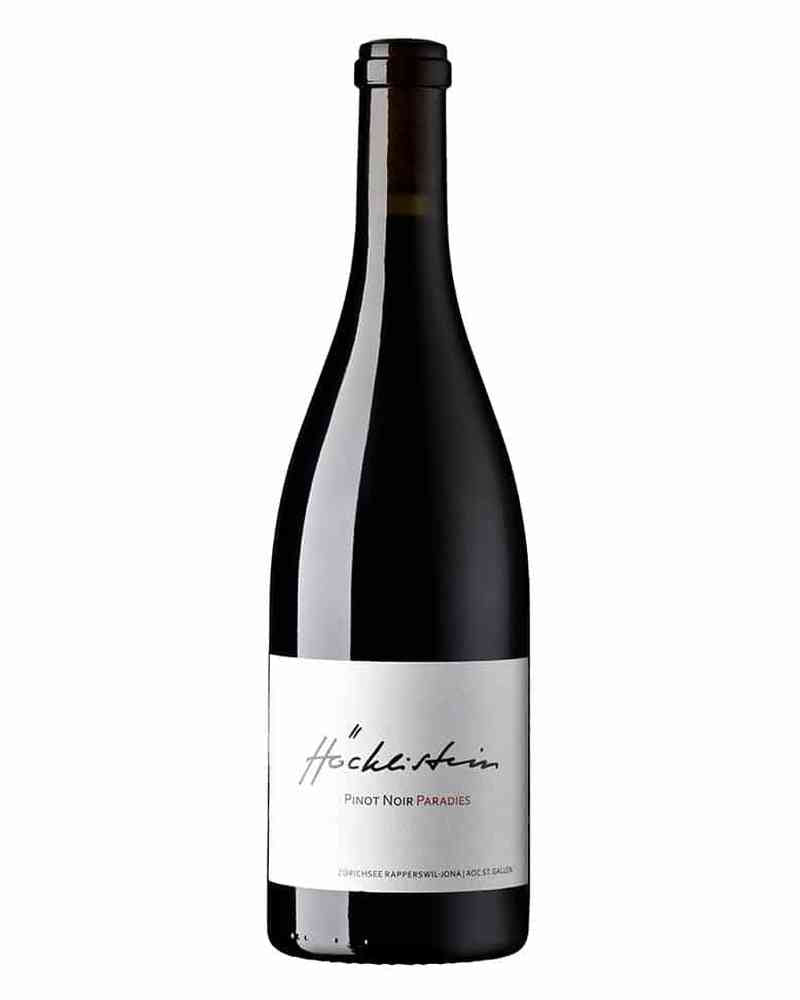 Höcklistein Pinot Noir Paradies 2020 Rotwein in einem Weinglas mit Flasche im Hintergrund, dunkle Rotweinfarbe, edles Weindetail