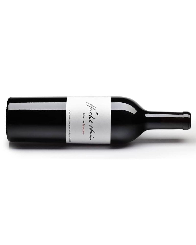 Höcklistein Merlot Paradies 2022 Rotwein in einer Weinflasche, fruchtige Merlot-Trauben, elegantes Weindesign.