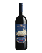 Mille e una Notte 2021 Rotwein von Donnafugata, dunkle Glasflasche mit Weinverschluss vor einem Weingarten.