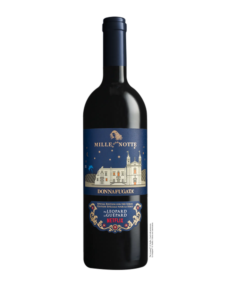 Mille e una Notte 2021 Rotwein von Donnafugata, dunkle Glasflasche mit Weinverschluss vor einem Weingarten.