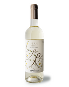 Heller Weißwein Peraj Petita Blanc 2025 von Celler de Capçanes in einem Weinglas, klar und golden im Licht.