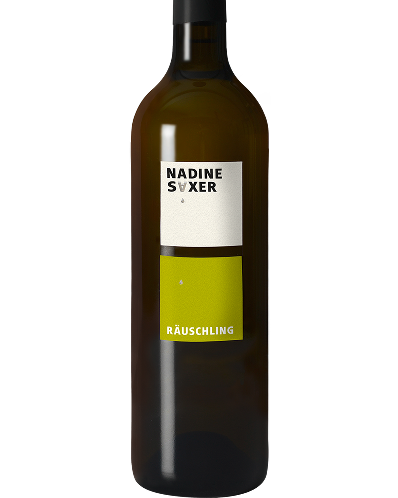Weißwein Räuschling 2024 von Nadine Saxer, klare Flasche mit goldgelbem Wein, elegante Etikette, auf einem Weinglas platzierte Flasche