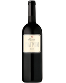 Glas Rotwein Platinum Merlot Ticino DOC 2015 Magnum von Gialdi, dunkler Rotwein in einem Weinglas auf einem Holztisch.