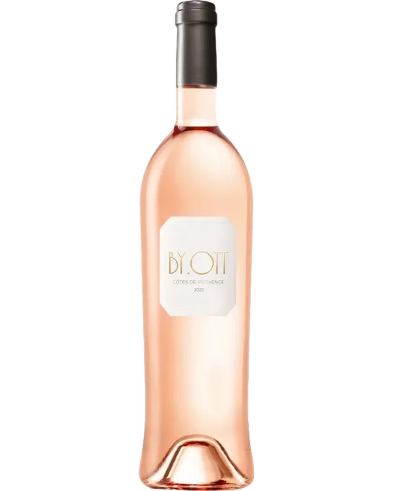 Helles Roséwein BY.OTT Rosé 2024 Côtes de Provence AOC in einem Weinglas, Domaines Ott, elegantes Flaschenetikett sichtbar