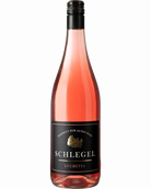 Roséwein Georg Schlegel Schiller 2024 Lucretia AOC mit rosafarbener Farbe und eleganter Flasche, Nahaufnahme