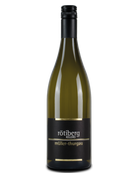 Helles Müller-Thurgau 2023 Weißwein von Rötiberg Kellerei in Schaffhausen, zeigt die Flasche vor einem Weinregal