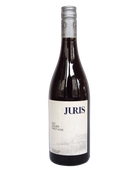 Juris Golser Pinot Noir 2017 Rotwein in einem Weinglas, dunkle Farbe, elegant und fruchtig, auf einem Weintisch präsentiert