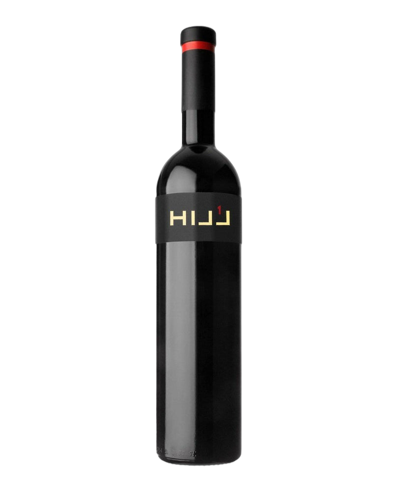 Leckerer Leo Hillinger HILL 1 2019 Cuvée Rotwein in einem Weinglas, dunkler Rotwein mit Rubinreflexen, im Weinglas präsentiert