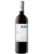 Rotwein Ina'mera Réserve 2018 von Weingut Juris in 0,75 l Flasche, dunkle Weinfarbe und elegantes Weinglas sichtbar